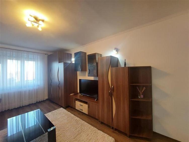 Apartament cu 3 camere decomandat, mobilat în Sud