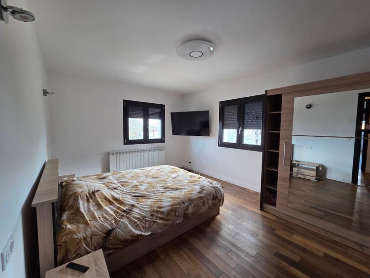 Casă individuală cu 5 camere cu Teren 2867 Mp în Exterior Vest
