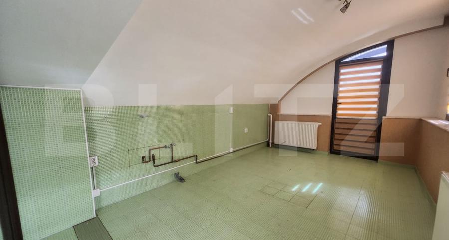 Casă individuală cu 7 camere cu Canalizare în Central