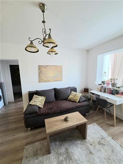 Apartament cu 3 camere semidecomandat, mobilat în Dacia