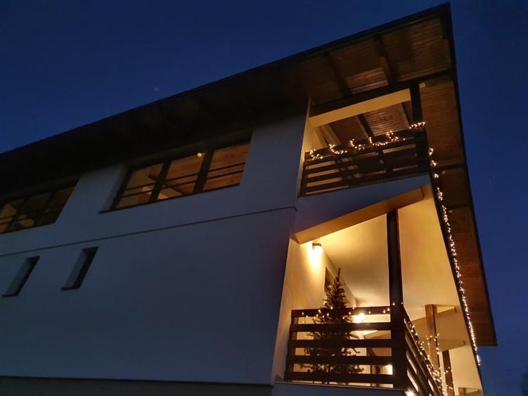 Casă individuală cu 5 camere cu Teren 500 Mp în Central