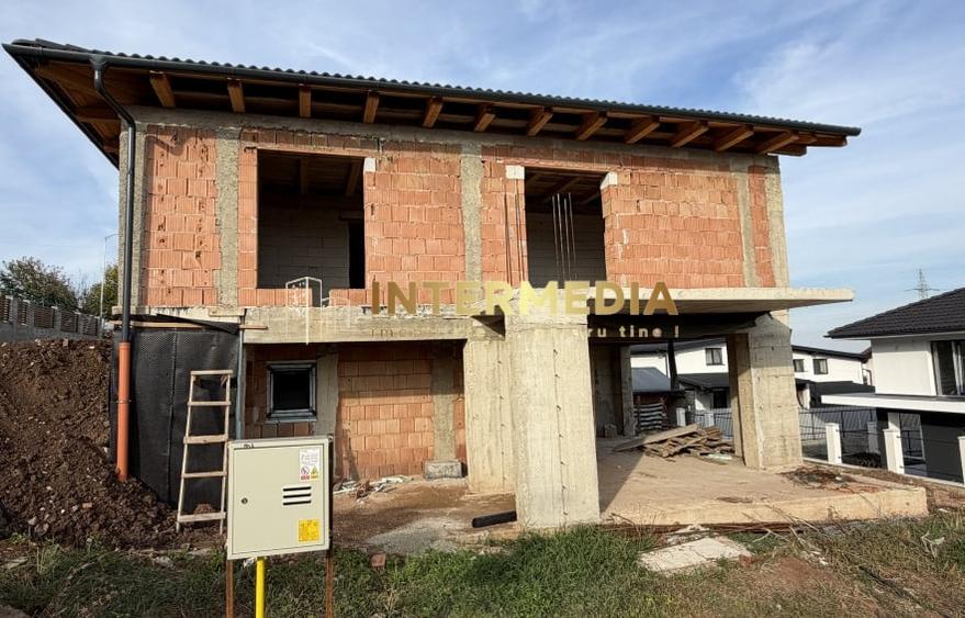 Casă individuală cu 4 camere cu Canalizare în Cetate