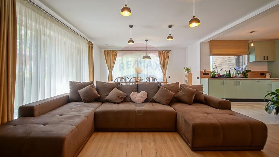 Casă individuală cu 4 camere cu Teren 387 Mp în Stupini