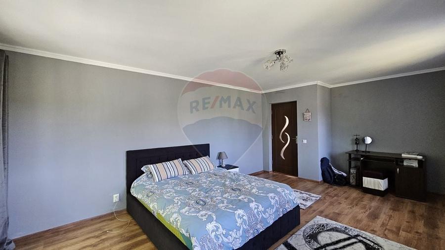 Casă individuală cu 6 camere cu Teren 3600 Mp în Hănțești