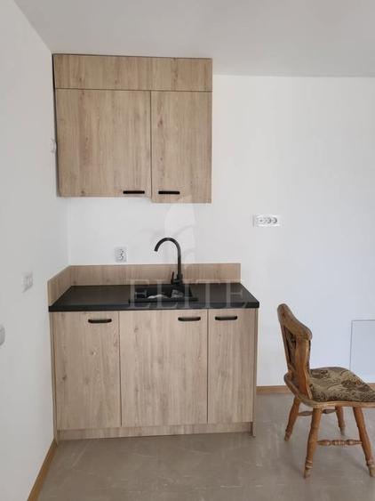Apartament cu 3 camere semidecomandat, mobilat în Central