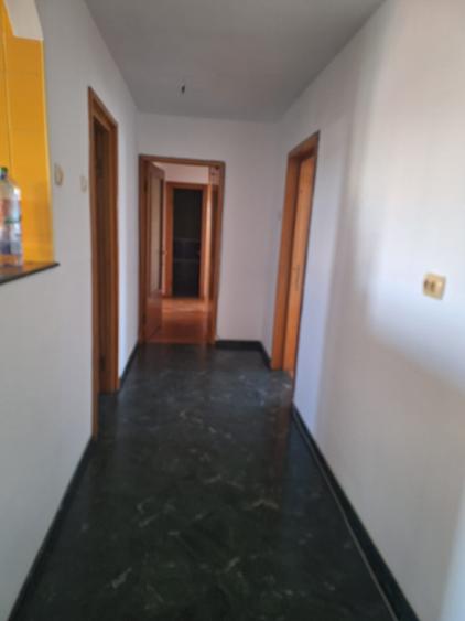 Apartament cu 4 camere decomandat în Calea Călărașilor