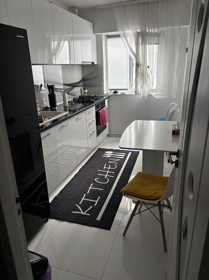 Apartament cu 3 camere semidecomandat în Central