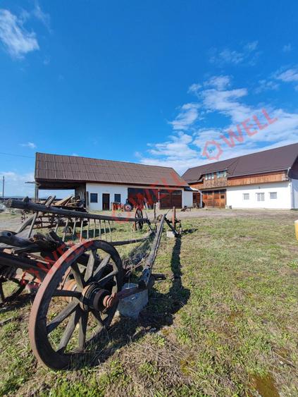 Casă cu 8 camere cu Teren 2400 Mp în Periferie