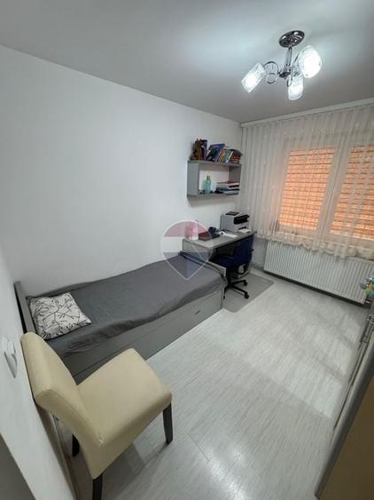 Apartament cu 3 camere decomandat, mobilat în Central