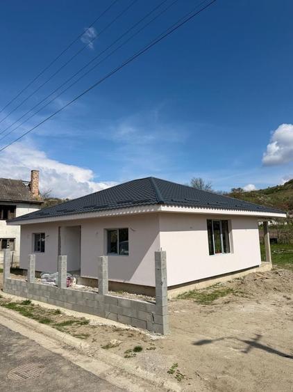 Casă cu 3 camere în Petrești