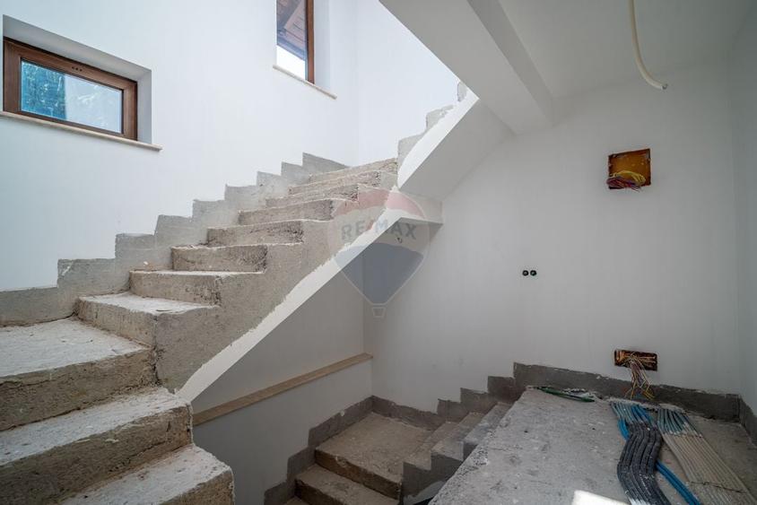 Duplex P+2E cu 7 camere de vânzare in Bușteni , 502 mp teren - 14