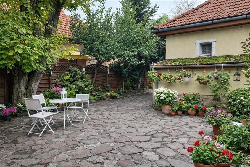 Casa Bartolomeu, pe doua nivele, stil deosebit, curte comuna - 10