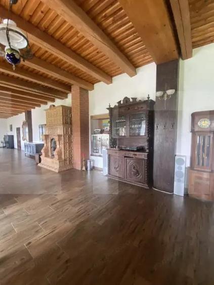 Casă cu 7 camere cu Teren 3000 Mp în Central