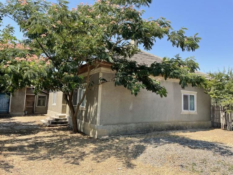 Casă cu 4 camere decomandat în Lăstuni