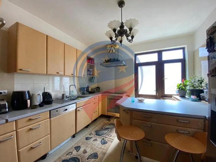 CASA DEOSEBITA APROAPE DE PROMENADA IN EUROCARTIER - 5