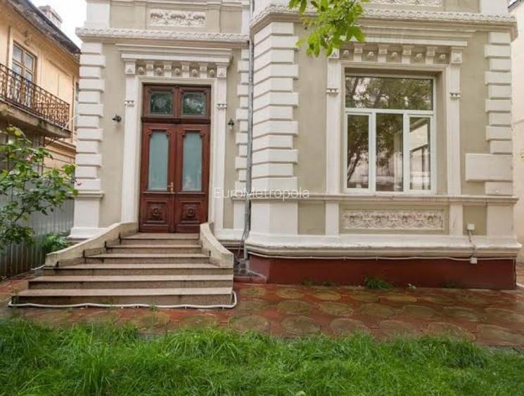 Piata Lahovari vila deosebita