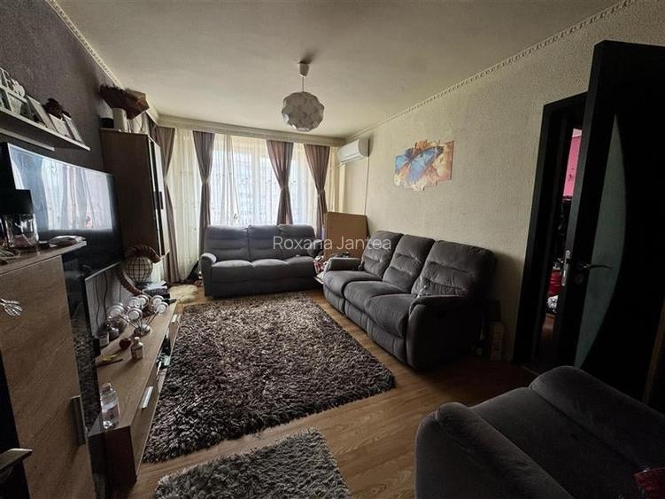 Apartament cu 3 camere semidecomandat, mobilat în Astra Apartament cu 3 camere semidecomandat, mobilat în Astra
