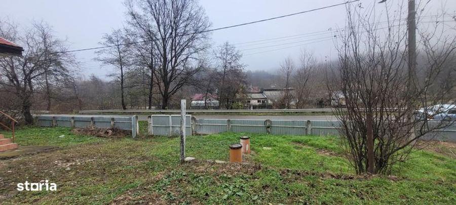 Casa din caramida, la 10 km de Onesti. - 1
