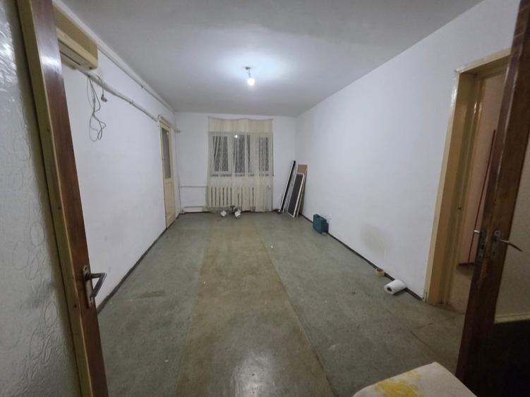 Jean Steriadi, 15 minute metrou 1 Decembrie 1918, pe Buhusi, bloc 1980 - 16