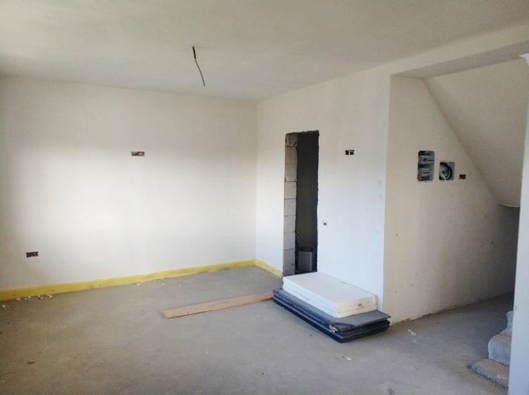 Casă cu 4 camere cu Canalizare în Central