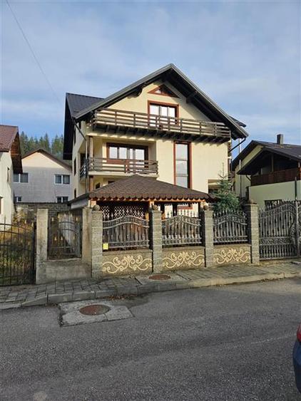 Casă cu 7 camere cu Teren 300 Mp în Nord-Est