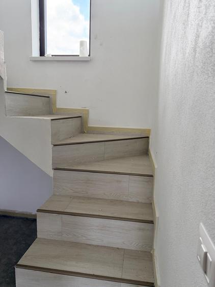Casă cu 5 camere cu Garaj în Măriței