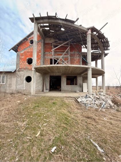 Casă cu Teren 2400 Mp în Potârnichești