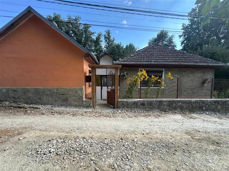 Casă individuală cu 3 camere cu Canalizare în Exterior Est