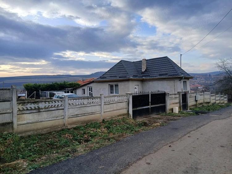 Casă cu 2 camere cu Teren 7000 Mp în Tritenii de Sus