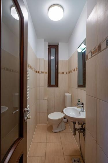 Apartament cu 3 camere decomandat, mobilat în Peninsula