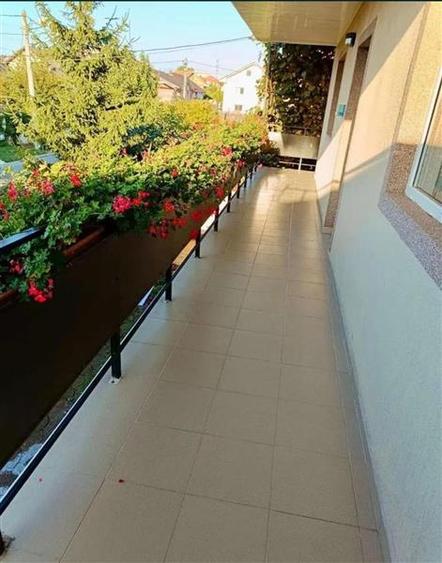 Casă cu 10 camere cu Canalizare în Est