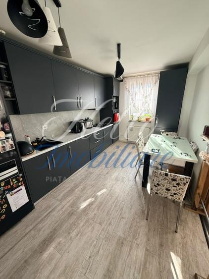 Apartament cu 3 camere semidecomandat în Florești