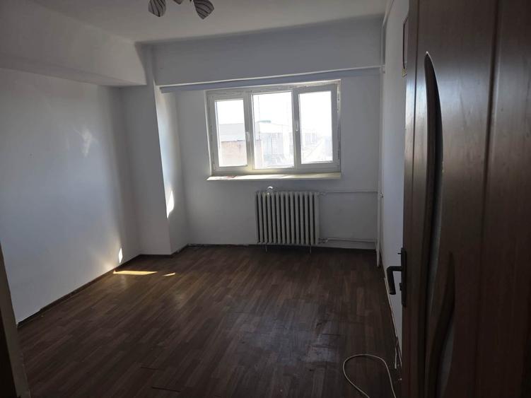 Apartament cu 3 camere decomandat în Apărătorii Patriei