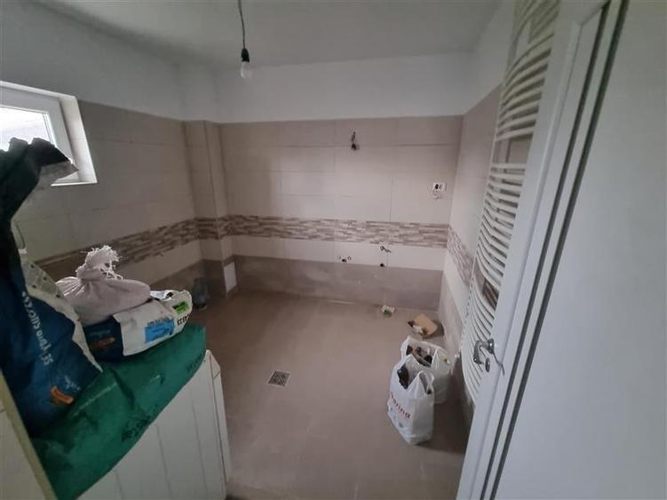 Casa independenta pe 2 nivele, 4 camere, 2 bai, debara cu 3 arii teren  in Sancr - 3