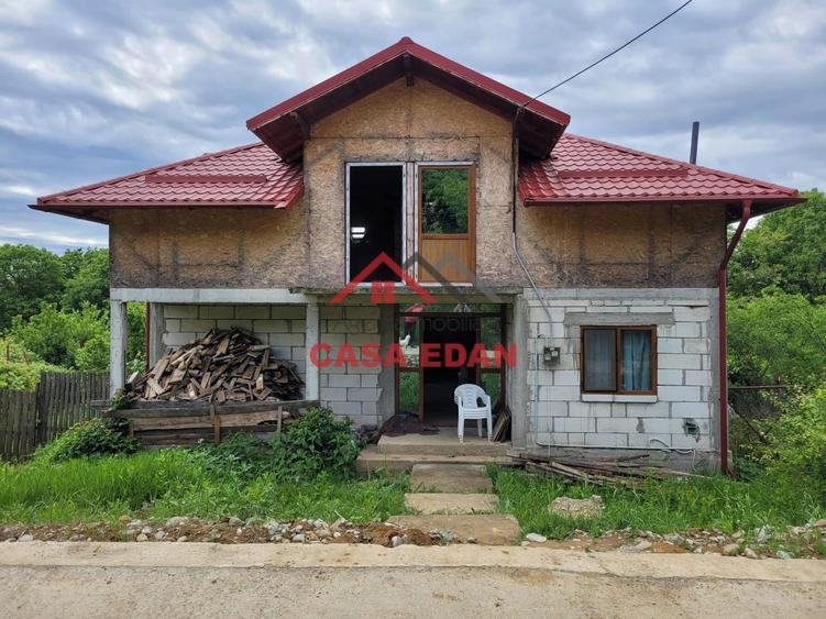 Casa 2010 in Scorteni 7 camere teren 1222mp 62.000e - 1