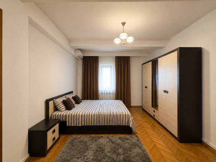 Apartament cu 4 camere decomandat, mobilat în Faleza Nord