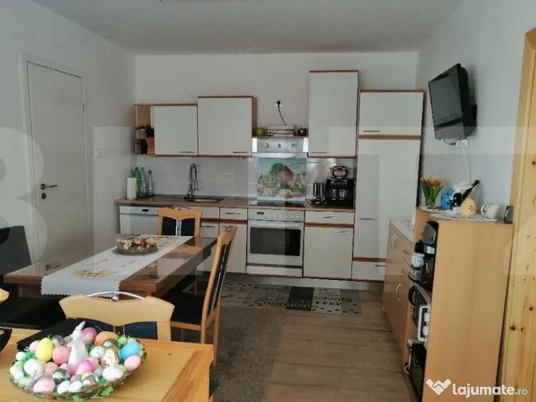 Vind casa cu doua apartamente cu intrare separata. - 1