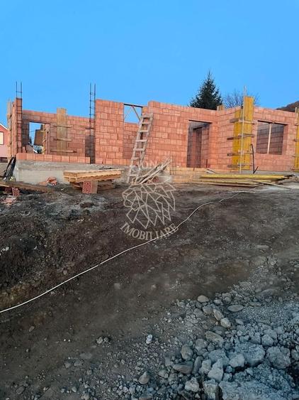 Casă individuală cu 4 camere cu Canalizare în Est