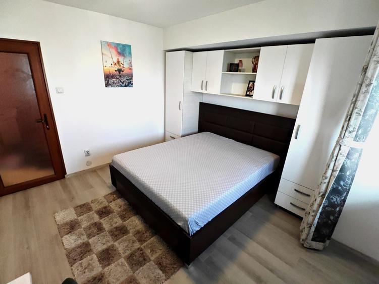 Apartament cu 3 camere decomandat în Alexandriei