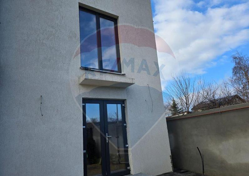 Casa / Vila cu 5 camere de vanzare - 1