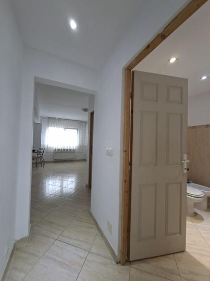 Mioritei (Carrefour)-3 cam decomandat/ 2 bai /centrala /renovat/et.4 cu sarpanta - 10