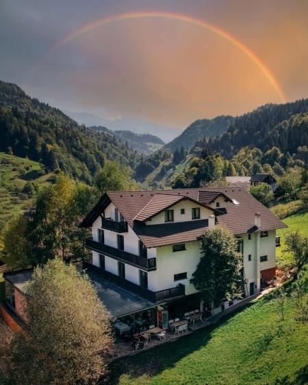 Pensiune lângă Complex Cheile Gradistei în Moeciu -Bran ,amenajare unică - 5