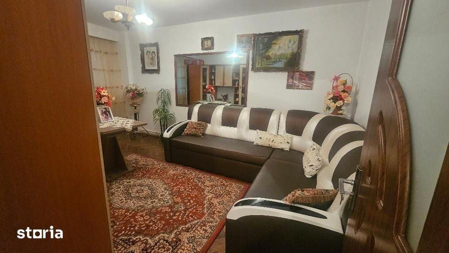 Apartament cu 3 camere decomandat în Cetate