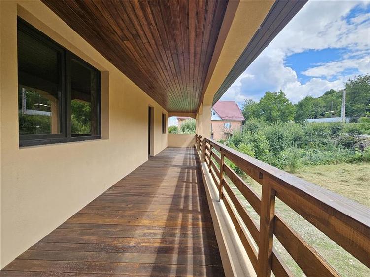 Casă individuală cu 6 camere cu Teren 887 Mp în Est