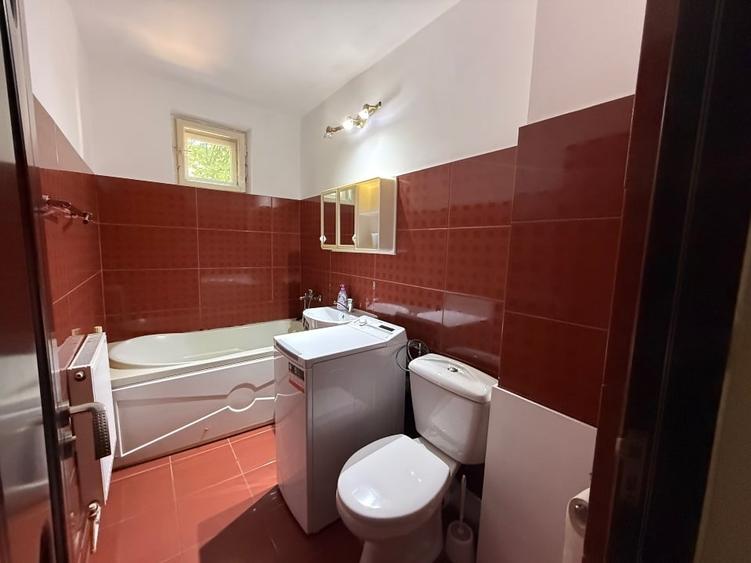 Apartament cu 2 camere semidecomandat, mobilat în Central