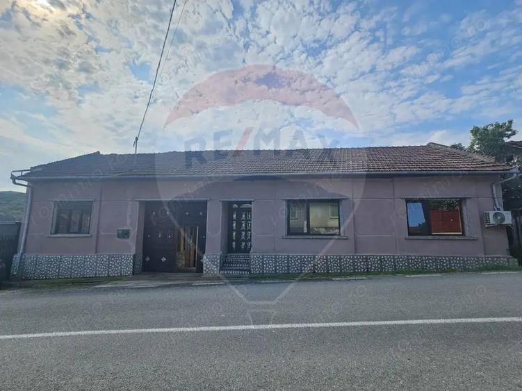 Casă cu 4 camere cu Teren 1371 Mp în Crivina