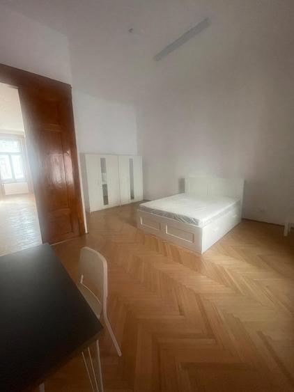 Apartament cu 4 camere decomandat, mobilat în P-ța Victoriei