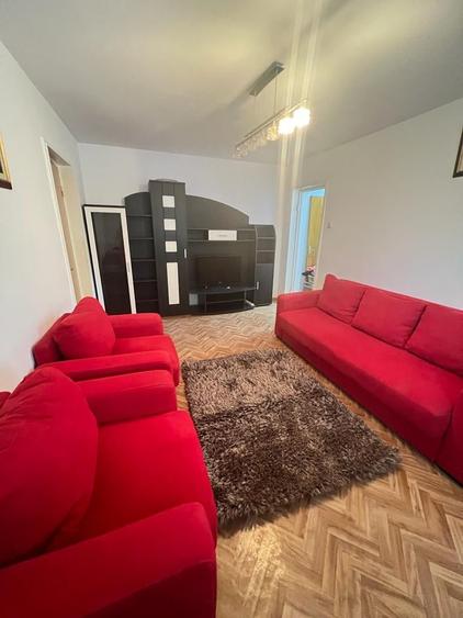 Apartament cu 3 camere semidecomandat în Drumul Taberei