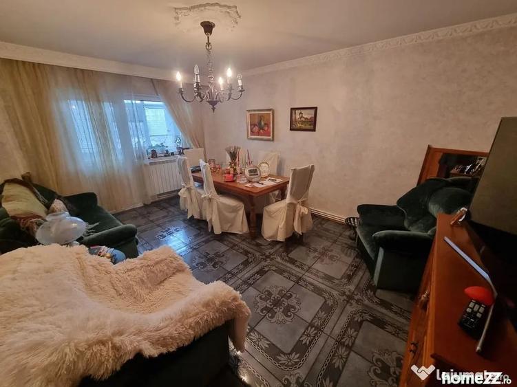 Apartament cu 4 camere decomandat în Faleza Nord
