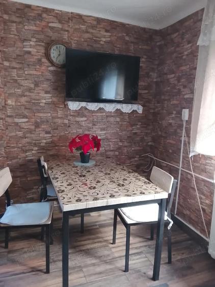 Doua case intr-o curte, partial din caramida, cu interior renovat in anul 2025, in zona buna, - 9